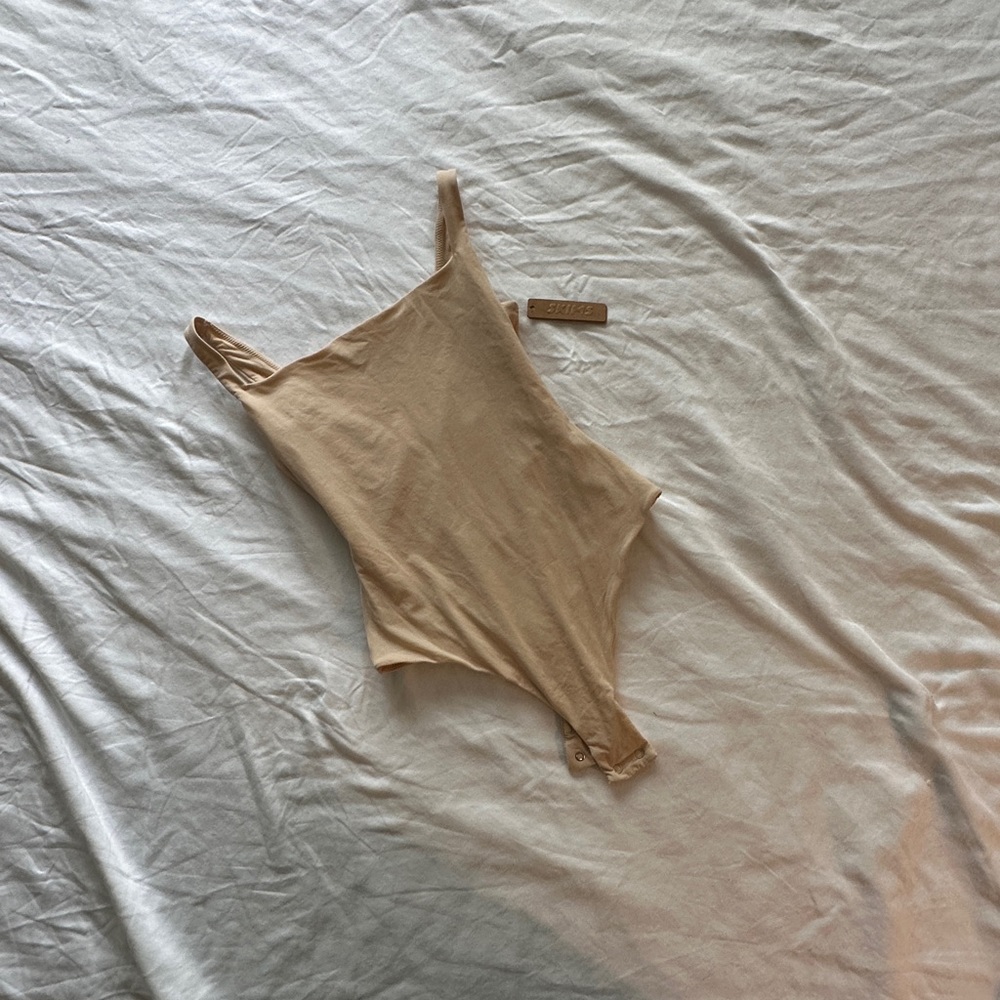 SKIMS NUDE SQUARE NECK BODYSUIT